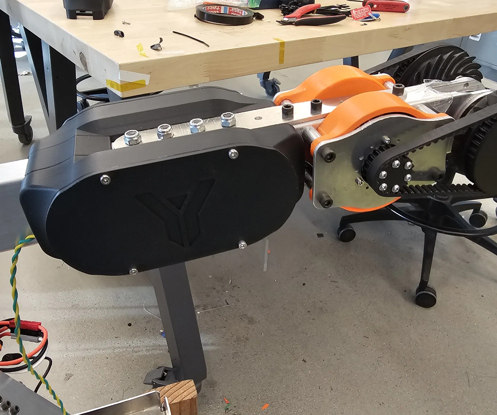 Electrical box and forearm mounted on the rover