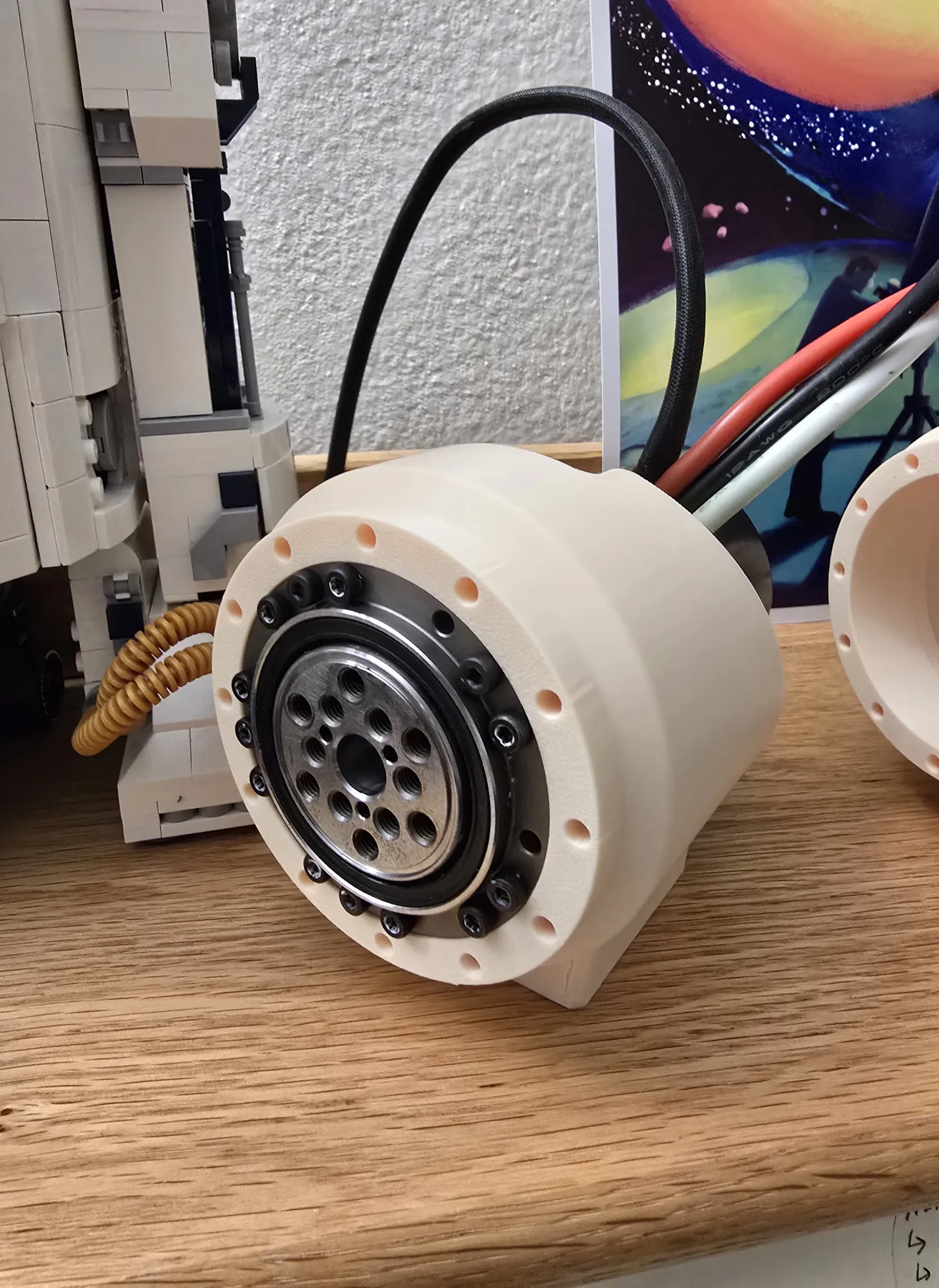 Module fitted to the arm, output face