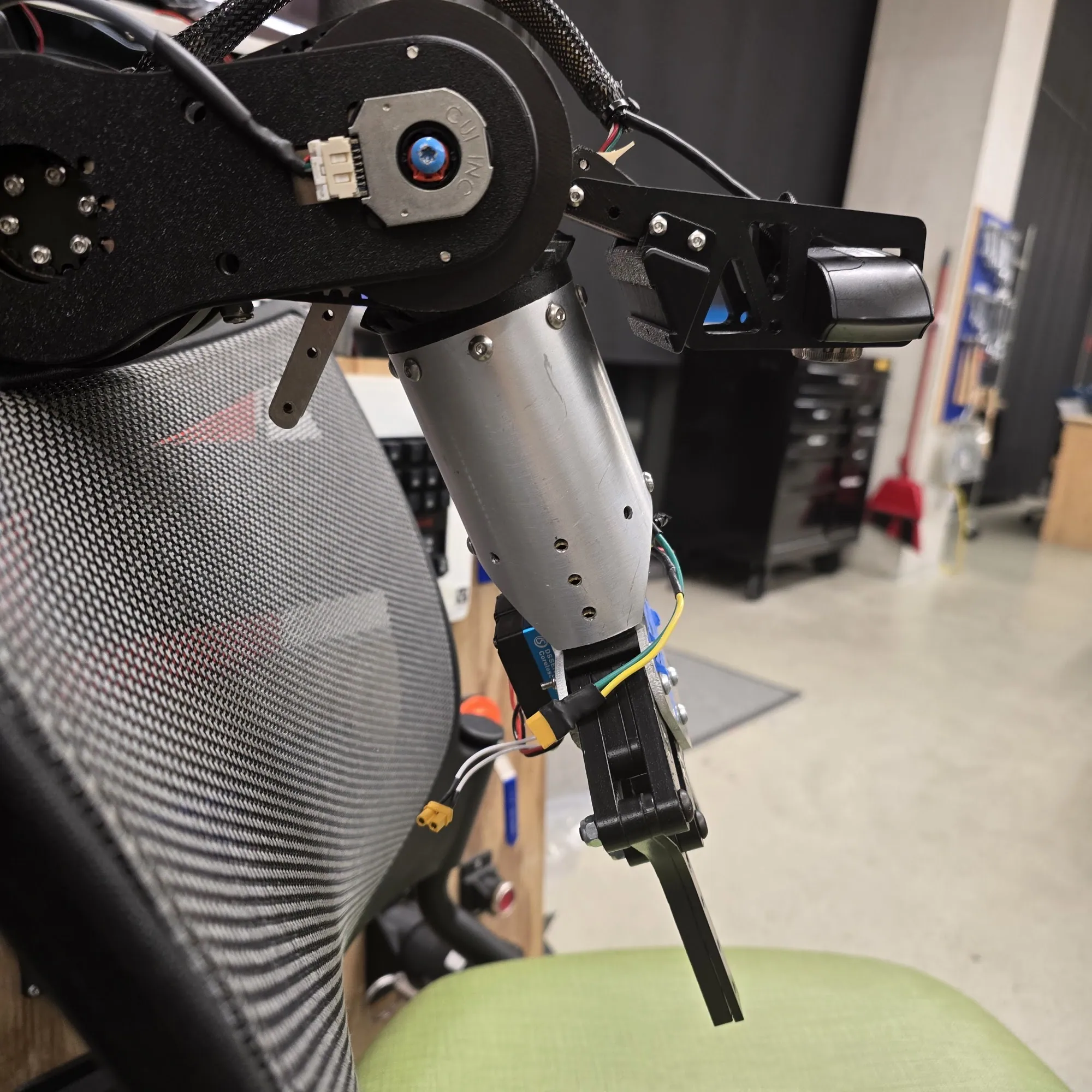 Gripper reaching, wrist rolled