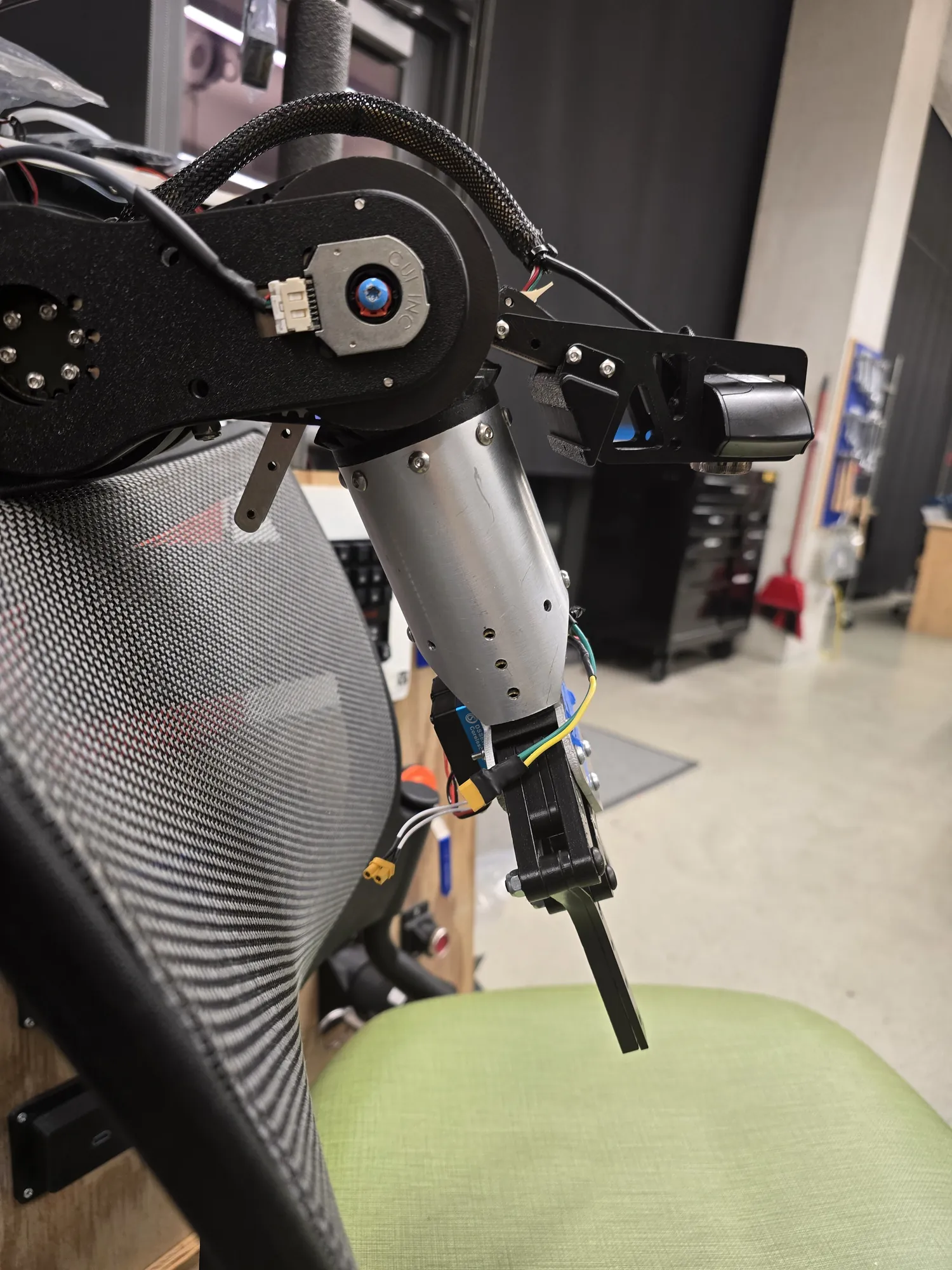 Gripper on the arm, reaching