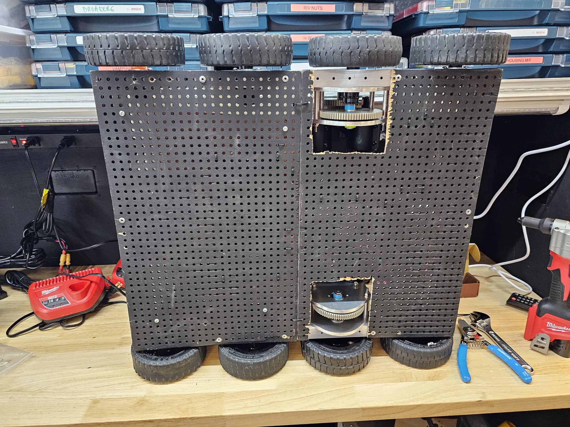 Underside: drive plate and wheel spacing